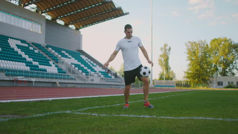 Ein-Fußballspieler-In-Ausrüstung-Auf-Einem-Fußballfeld-In-Der-Nähe-Der-Tribüne-Erhält-Einen-Pass-Und-Rennt-Mit-Einem-Fußball-In-Zeitlupe-Davon